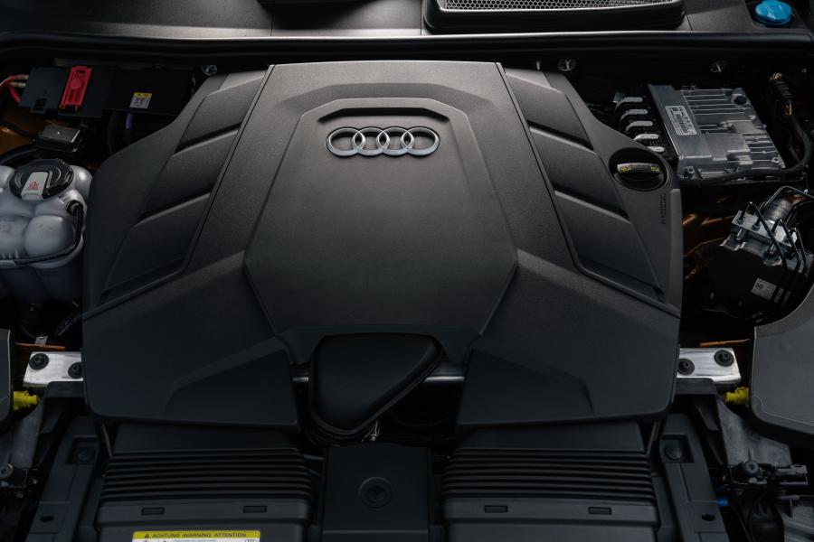 Моторный отсек Audi Q8 55 TFSI Quattro S-Line 2018 года  (AU) (фото 12 из 40)